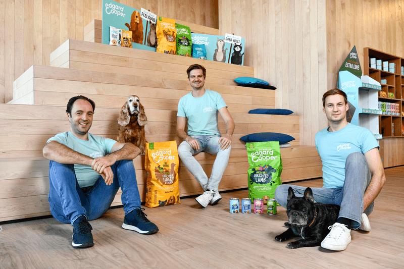 KORTRIJK, BELGIUM - NOVEMBER 03: Ondanks de coronacrisis doet Edgard Cooper, een voedingsbedrijf voor dieren, het goed. Oprichters Louis Chalabi met hond Cooper, Jurgen Degrande en Koen Bostoen met hond Edgard. On November 3, 2020 in Kortrijk, Belgium - 03/11/2020 (picture by Florian Van Eenoo/PhotoNews