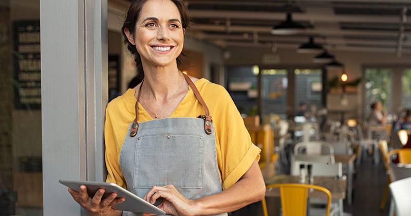 desktop-insights-image-woman-apron-ipad